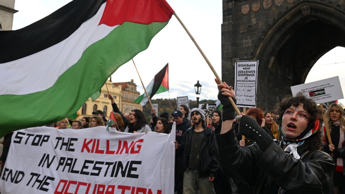 Stovky lidí vyrazily do ulic Prahy na podporu Palestinců